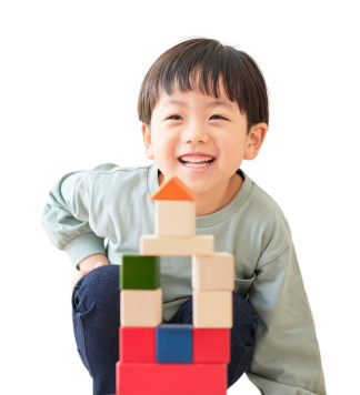Criança sorrindo e brincando, simbolizando o desenvolvimento feliz e saudável proporcionado pela academia